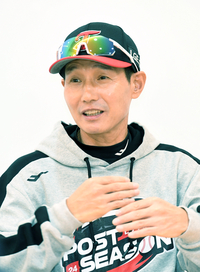 [포토]LG 염경엽 감독, 2차전은 승리를!