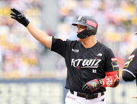 [포토]KT 황재균, 준PO 2차전 선제 적시타