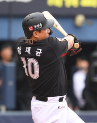 [포토]KT 황재균, 첫 안타는 선제 적시타!