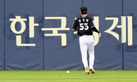 [포토]추가 실점으로 이어진 KT 김민혁의 실책