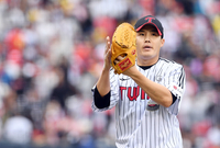 “이제부터 시작” 14년 걸린 임찬규의 가을야구 첫 선발승, 동병상련 심정으로 후배도 포옹 [준PO2]