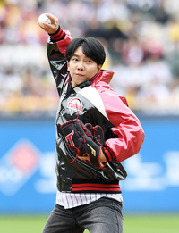 [포토]이승기, 준플레이오프 2차전 시구