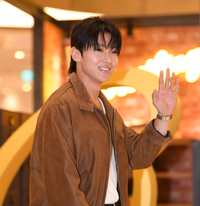 [포토] 덱스 ‘미소 가득한 입장’