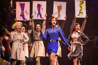 [표권향의 컬처판타지아] “미쳤다·찢었다·신난다” 지붕 날려버린 뮤지컬 ‘킹키부츠’ 하라!