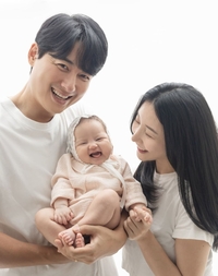 이지훈♥아야네, 생후 50일 ‘표정부자’ 딸 루희와 가족사진 공개