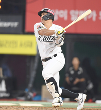 [포토] 황재균, 주자 득점권으로 보내는 안타