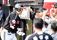 [포토]선제 솔로 홈런에 포효하는 LG 김현수