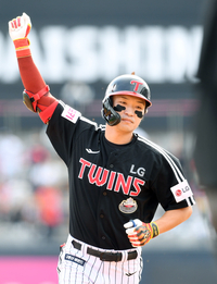 [포토]LG 박해민, 솔로 홈런 한 방 더!