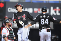 [포토] 김현수, 2회 솔로포로 기선제압