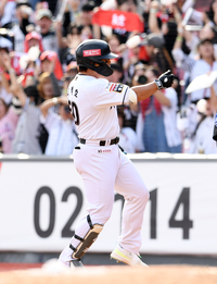 [포토]솔로 홈런 KT 강백호, 더그아웃을 향해!