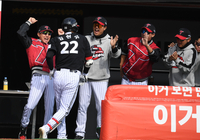 [포토] 김현수, 2회 기선제압하는 솔로포