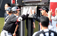 [포토]선제 솔로 홈런에 기뻐하는 LG 김현수와 염경엽 감독