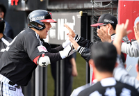 [포토]선제 솔로 홈런 넘긴 LG 김현수