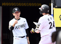 [포토]솔로 홈런 문상철과 하이파이브 나누는 KT 이강철 감독