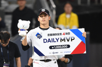 [포토] 박영현, 준PO 4차전 데일리 MVP 차지
