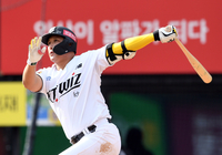 [포토]KT 황재균, LG 엔스 상대 1타점 적시타