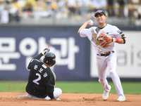 [포토] 심우준 ‘더블플레이 가자’