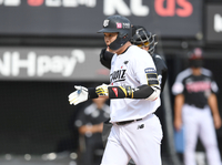 [포토] 문상철, 2회 반격을 알리는 솔로포