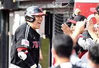 [포토]선제 솔로 홈런 LG 김현수의 포효