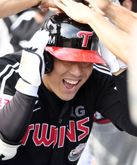 [포토]LG 김현수, 준PO 4차전 선제 솔로 홈런