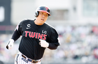 [포토]LG 김현수, 준PO 4차전 선제 솔로포