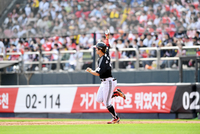 [포토]LG 박해민, KT 쿠에바스 상대 솔로 홈런