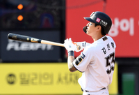 [포토]KT 김민혁, 역전 희생플라이