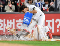 [포토]심우준 연장 끝내기 KT, 가자! 잠실로!