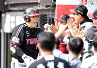 [포토]솔로 홈런으로 기선제압하는 LG 김현수