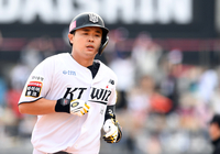 [포토]KT 문상철, LG 선발 엔스 상대 추격 솔로 홈런