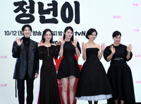 [포토] 손인사 하는 ‘정년이’ 주역들