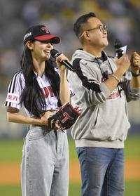 [포토] (여자)아이들 미연 ‘LG 파이팅’