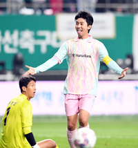 [포토]어시스트에 기뻐하는 임영웅