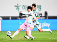 [포토]임영웅의 도움을 받아 골 넣는 전원석