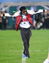 [포토]하나은행 자선축구, 임영웅의 하프타임 공연