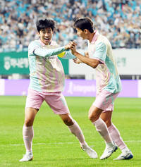 [포토]오반석의 선제골에 기뻐하는 임영웅