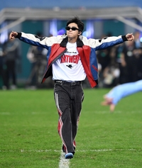 [포토]임영웅, 하프타임은 즐겨요!