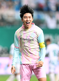 [포토]임영웅, 하나은행 자선축구대회 도움 기록