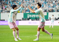 [포토]오반석의 선제골 축하하는 임영웅