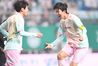 [포토]도움 기록하고 기뻐하는 임영웅