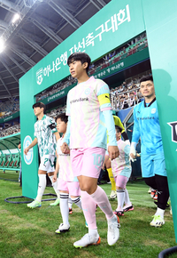 [포토]하나은행 자선축구대회 입장하는 임영웅