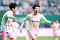 [포토]임영웅, 도움에 함박웃음