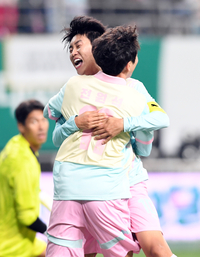 [포토]어시스트 임영웅, 감격의 포옹