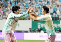 [포토]선제골 하이파이브 나누는 임영웅과 오반석