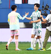 [포토]하이파이브 나누는 임영웅-기성용