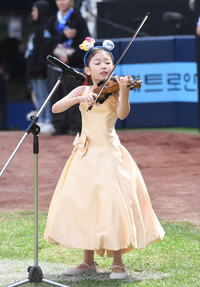 [포토]PO 1차전 애국가 연주하는 김연아 양