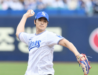 [포토]배우 김강우의 시구