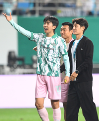 [포토]팬들에게 인사하는 임영웅