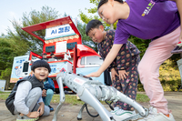 “AI 로봇 셰프의 치킨은 ‘이븐’하게!”…KT, 장기 고객 초청 ‘AI 초대드림 캠핑’ 진행