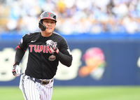 [포토]LG 오지환, 삼성 레예스 상대 추격 솔로 홈런